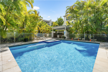 Modern 2 bedroom 2 bathroom furnished apartment in a beach complex in Burleigh Heads - Photo 2