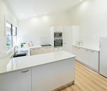 Neat and tidy FOUR bedroom duplex - Photo 4