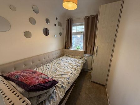 4 bedroom semi-detached house to rent - Photo 3