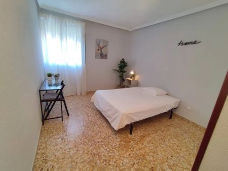 Plaza de Corpus Barga, Madrid, Community of Madrid 28053 - Photo 5