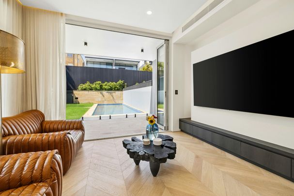 Multi Level Home With Panoramic Views & Swimming Pool - Photo 1