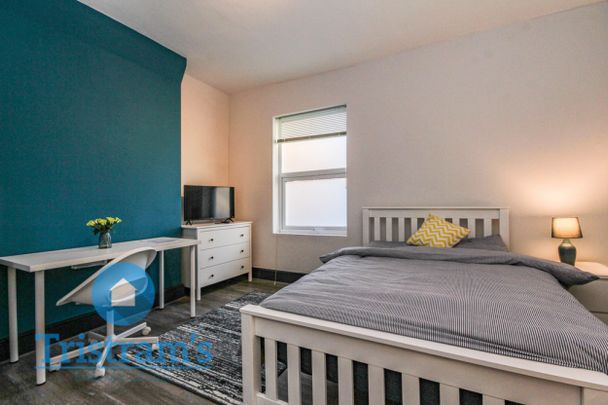 References Pending - 7 bed Detached House - Photo 1