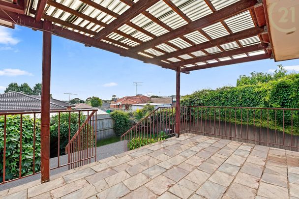 Comfy&comma; Spacious and Family Friendly&excl; - Photo 1