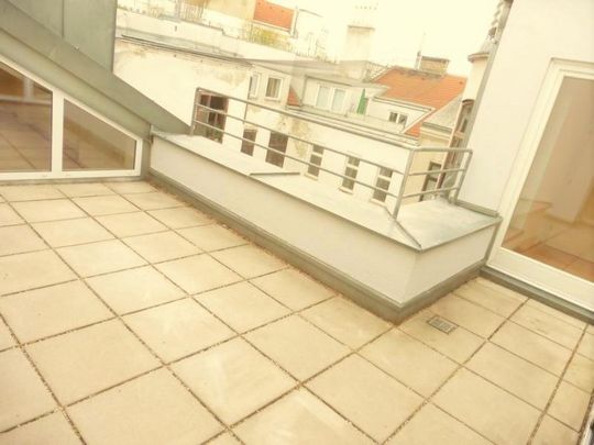 GRANDIOSE DG-Wohnung!!! Knapp 30m² Terrassenfläche und Weitblick!!! - Photo 1