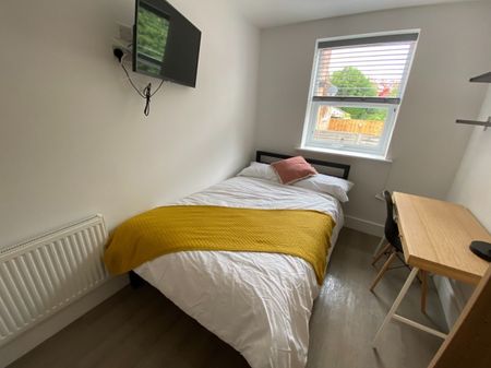 3 bed Apartment for Rent - Photo 2