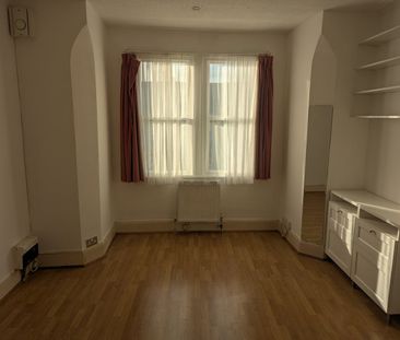 2 Bed Flat, Woodside, SW19 - Photo 1