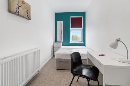 8 bedroom semi-detached house to rent - Photo 3