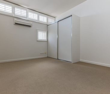 Contemporary 2-Bed Townhouse - Photo 3