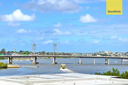 Spacious 3 Bed with Waterviews! - Photo 4