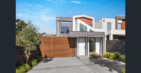 Stunning Executive Town Residence! - Photo 2