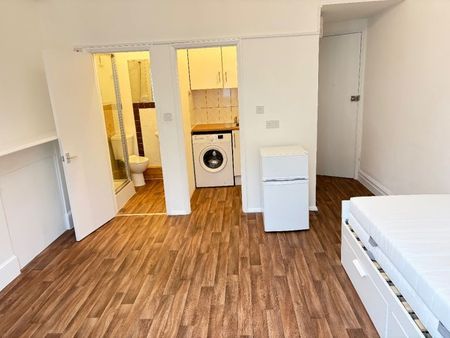 Studio Flat, Very Near Warwick Road Area, SW5 - Photo 2