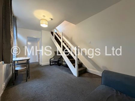 2 Bedroom Maisonette for rent in Kirkstall Lane - Photo 3