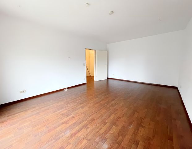HELLE 2-ZIMMERWOHNUNG MIT GROßEM BALKON ZU MIETEN! - Photo 1