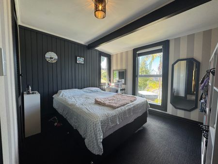 Stylish Two-Bedroom - Photo 3