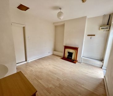 A first floor spacious flat very close to city centre and train sta... - Photo 4