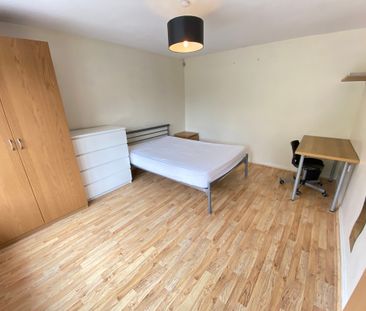 6 Bed Student Accommodation - Photo 5