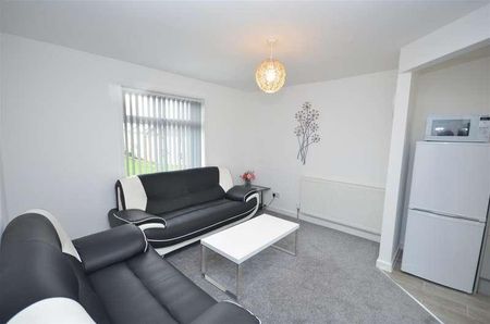 First Floor Flat, Opp Woodland Park, Walmsley Street, Darwen, BB3 - Photo 2