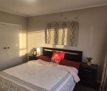 3 Bedroom double bathroom Centralised heat/cool - Photo 3