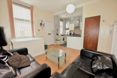 4 bedroom House in Crossfield Street, Leeds - Photo 1