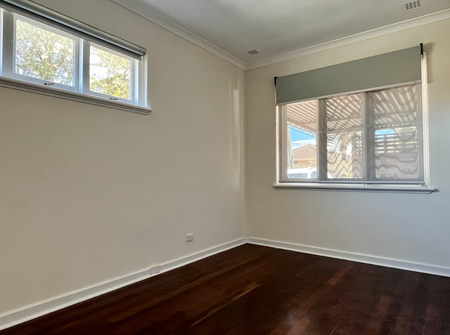 Spacious 3-Bedroom Home - Freshly Painted & Newly Polished Wooden Floorboards - Photo 5