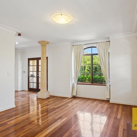 Executive Family Home, with a Pool - Photo 2