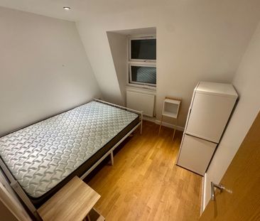 1 Bed Flat, Haydons Road, SW19 - Photo 2