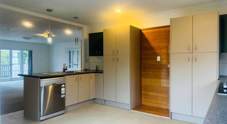 Four Bedrooms Family Home in Forrest Hill - Photo 2