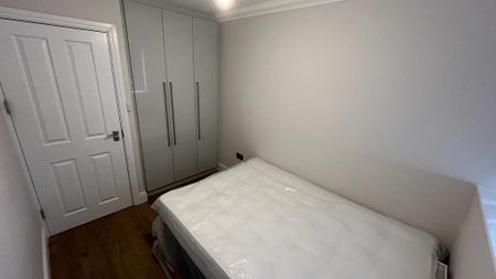 3 bedroom end of terrace house to rent - Photo 2