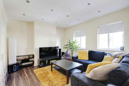 Bathurst Walk, Richings, SL0 - Photo 2