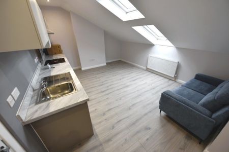 2 bedroom Flat in Flat 4, Leeds - Photo 2
