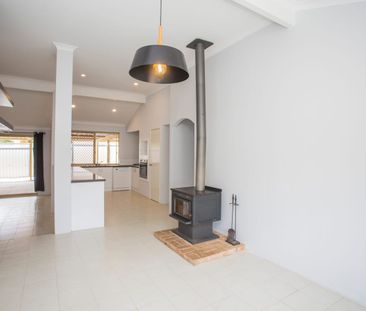 Spacious Family Home with Large Backyard & Entertaining Area - Photo 5