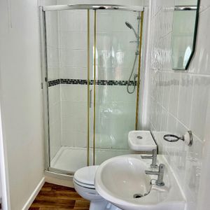 1 bedroom in a flat share to rent - Photo 2