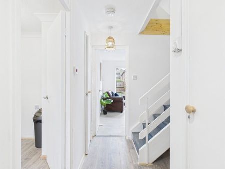 1 bedroom in a house share to rent - Photo 2