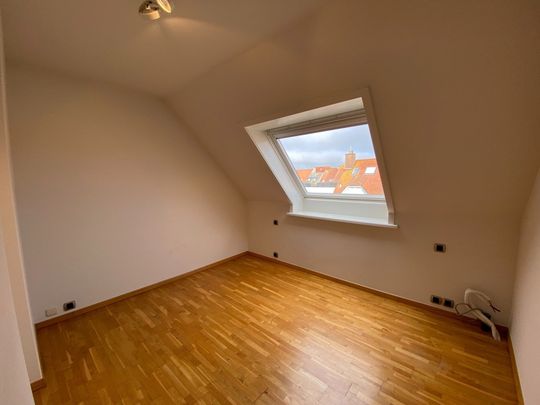 ONGEMEUBELD - Lichtrijk duplex-appartement te Paul Parmentierlaan met ruime terrassen op wandelafstand van de Zeedijk. - Foto 1