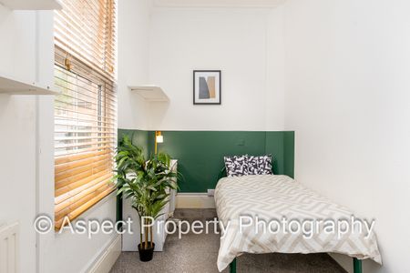 Modern & Stylish Living. Huge Rooms! CV31 Room 7 - Photo 5