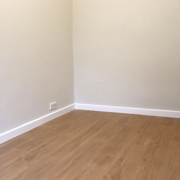 To Let 3 Bed Flat - Photo 1