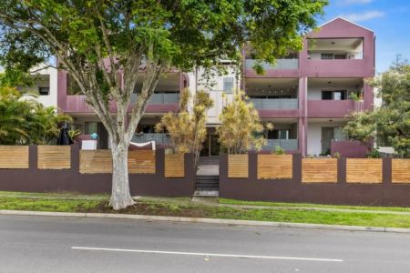 Spacious 2-Bedroom Apartment with Balcony & Secure Parking in Holland Park - Photo 2