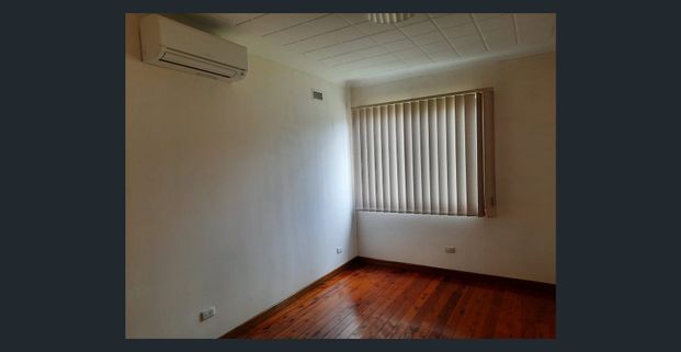 Bright & Sunny living family home - Photo 1