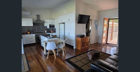 "Russ Vegas" A little Luxe Cottage by the Water - Photo 2