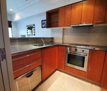 Cosy Viaduct Apartment with Carpark - Photo 2