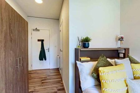 4 Bed Apartment - Photo 5