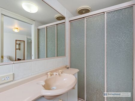 Large Dual Living Family Home - Photo 3