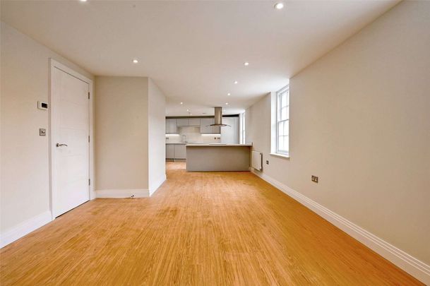 A modern three bedroom, two bathroom apartment with car parking for one car in the heart of Windsor Town centre. - Photo 1