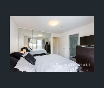 Fully Furnished Executive Apartment with Two Car Bays & Park Views - Photo 3