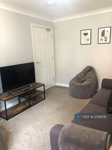 5 bedroom semi-detached house to rent - Photo 2