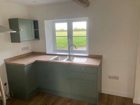 A pretty, recently refurbished cottage bungalow with period features on the edge of the village of Plumstead. - Photo 3