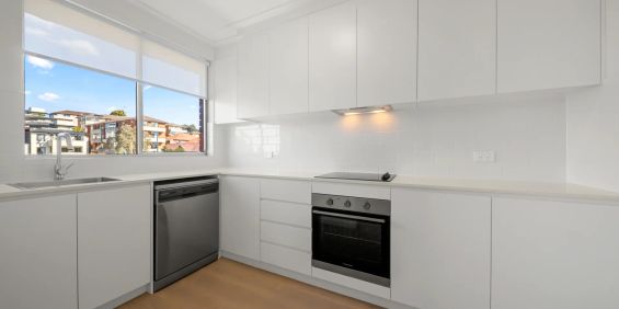 Beautifully Renovated Top Floor Apartment in the Heart of Coogee - Photo 3