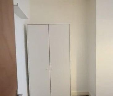 1 bedroom in a flat share to rent - Photo 2