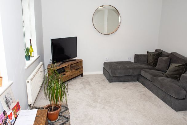 2 Bed Flat, Wenlock Drive, NG2 - Photo 1