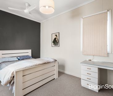 Charming Family Home in a Prime Glen Waverley Location - Photo 4